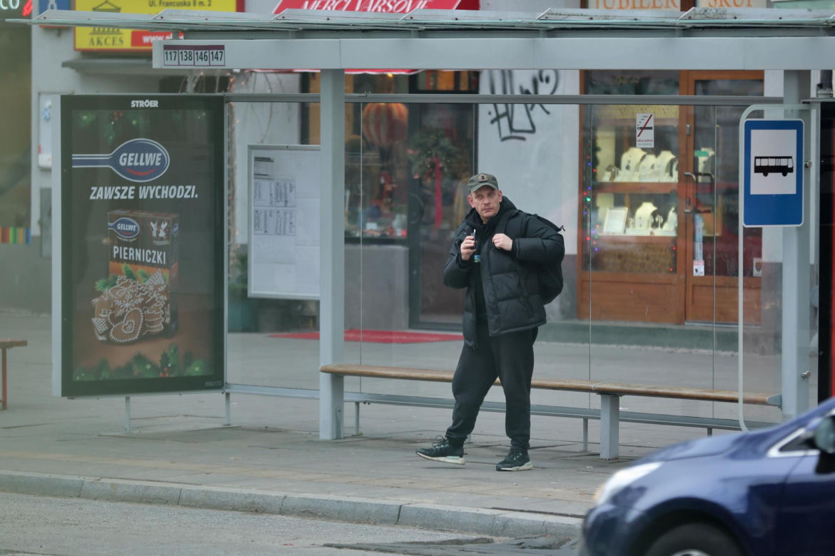 Bartek Żukowski pali na przystanku