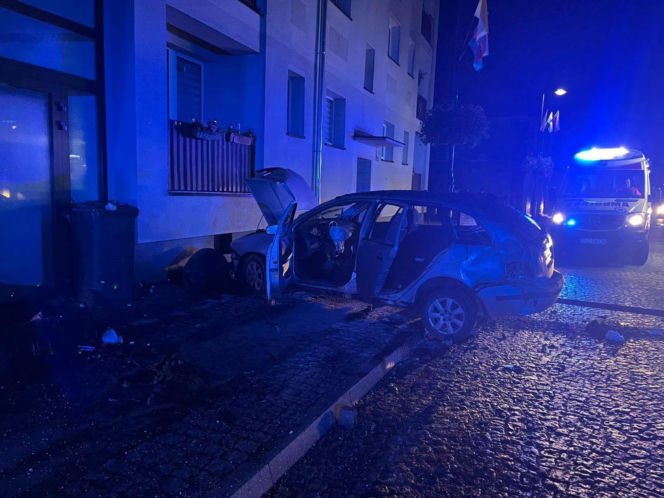 Pijany 19-latek wjechał w blok mieszkalny