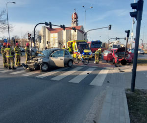 Zderzenie dwóch osobówek w Bydgoszczy! Jedna osoba ranna [ZDJĘCIA]
