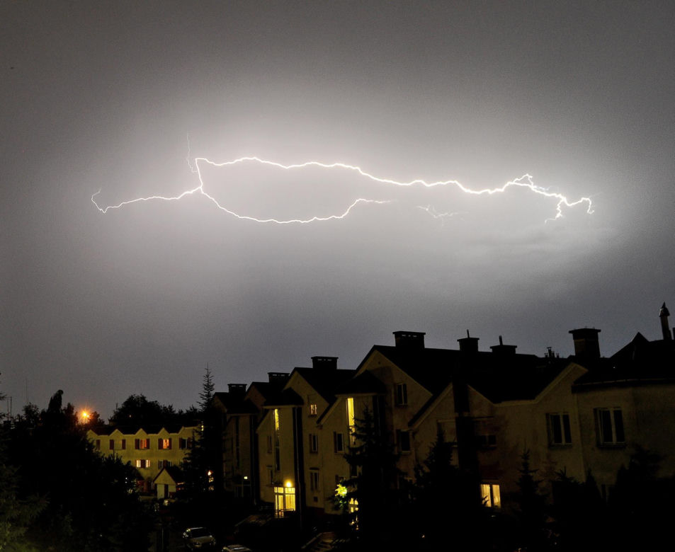  Nad Warszawą przeszły potężne burze. Tysiące błyskawic rozświetliło niebo. Wszystko stanęło, utrudnienia na kolei
