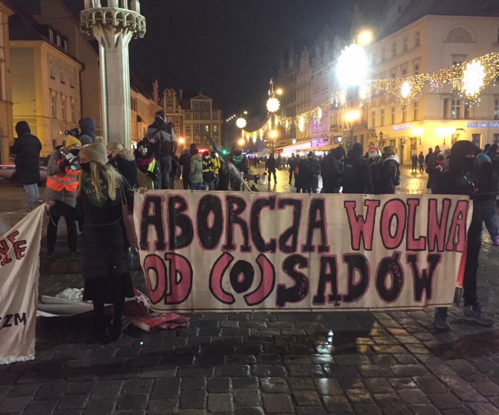 Strajk Kobiet we Wrocławiu. Przemarsz ulicami miasta i przepychanki z policją [ZDJĘCIA] 