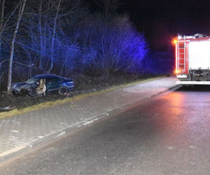 19-latek stracił kontrolę na łuku drogi. Do szpitala trafiły cztery osoby
