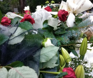 Tragedia w Salisbury. Zamordowane kobiety pochowane w Tarnowie. Grobu nie widać spod kwiatów