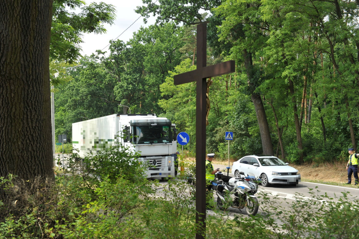 Samochód ciężarowy zmiótł 15-latka z przejścia dla pieszych. Dziecko trafiło do szpitala
