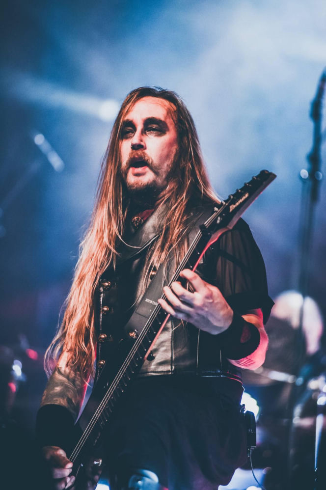 Skrupulatnie wyreżyserowany groteskowy spektakl okraszony nutą surrealizmu – Avatar zawładną Warszawą [RELACJA]