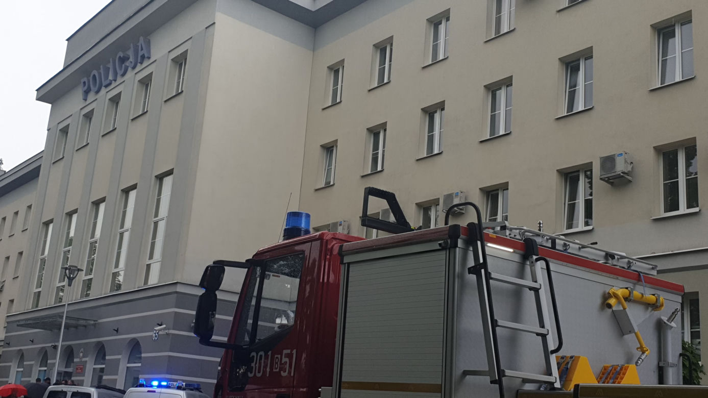 Alarm w komendzie wojewódzkiej policji w Białymstoku. Ewakuowano cały budynek [ZDJĘCIA]
