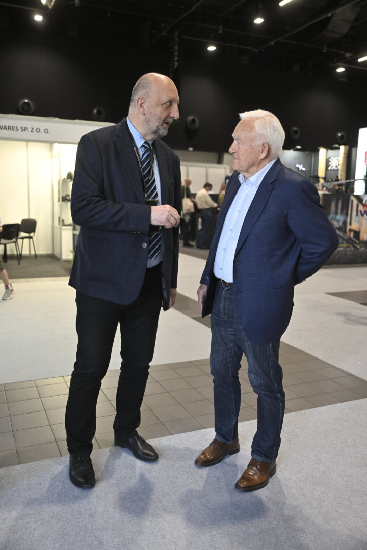 Były premier Leszek Miller na warszawskich Targach Obronnych