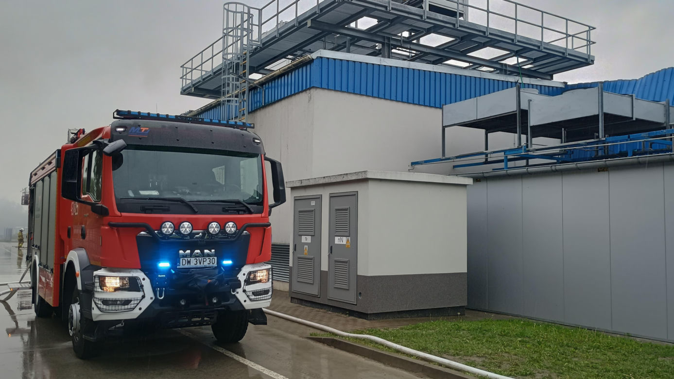Straty będą wielomilionowe. Trwa dogaszanie pożaru w zakładzie w Chróścinie [ZDJĘCIA]