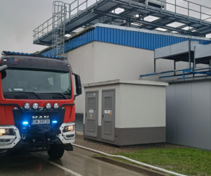 Straty będą wielomilionowe. Trwa dogaszanie pożaru w zakładzie w Chróścinie [ZDJĘCIA]
