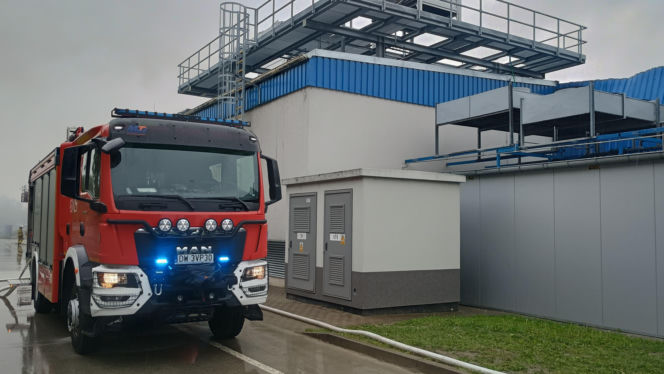 Straty będą wielomilionowe. Trwa dogaszanie pożaru w zakładzie w Chróścinie [ZDJĘCIA]