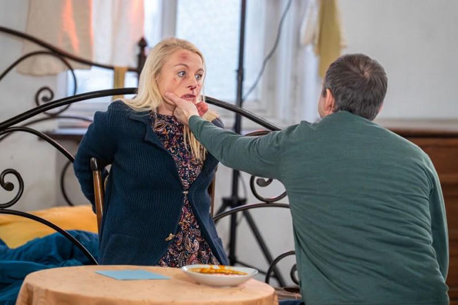 "Pierwsza miłość": Mateusz prowadzi Emilkę do ukrytej jaskini. Emilka jest przerażona. Wie, że z tej pułapki już nie uda się jej wydostać