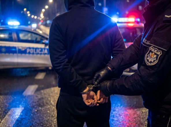 Złodziej podgrzewał sobie pizzę i pił piwo w sklepie. Obudzili go policjanci