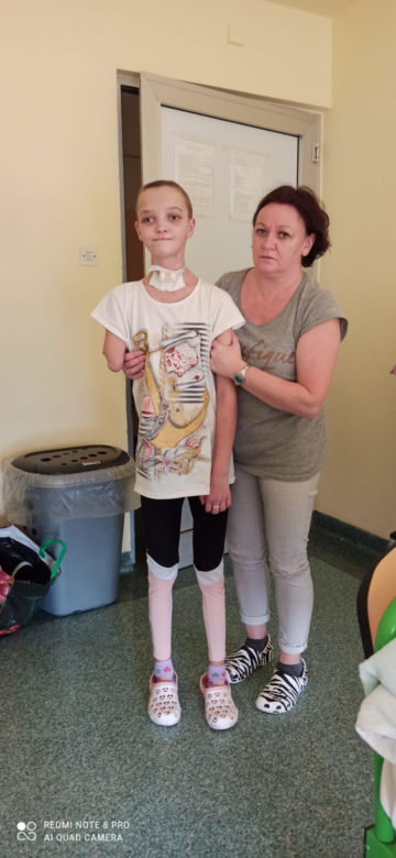 Oliwka wpadła pod pociąg, gdy szła do mamy! Teraz mama walczy o jej powrót do zdrowia