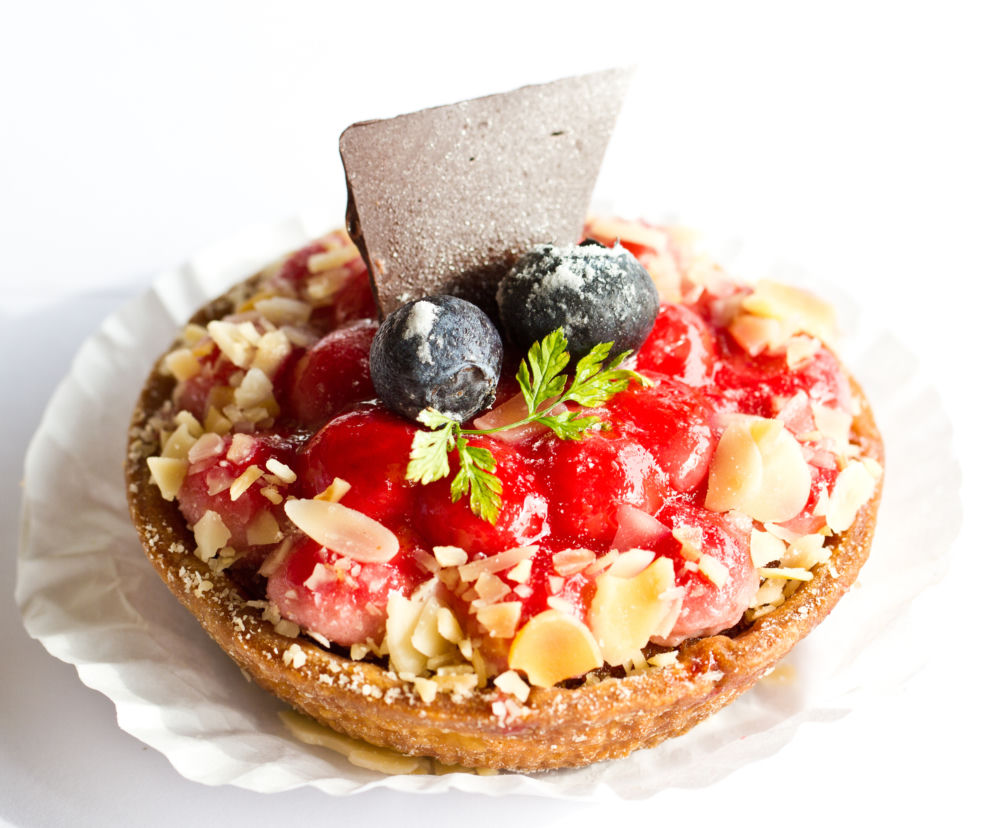 Tarta migdałowa z truskawkami i karmelem