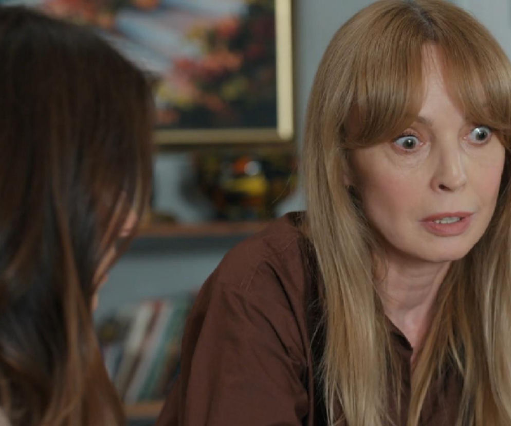 Agnieszka (Katarzyna Tlałka) z szeroko otwartymi oczami patrzy na Kasię (Katarzyna Glinka), udając współczucie. Blondwłosa aktorka w brązowej koszuli odgrywa scenę fałszywej troski, nawiązując do fabuły Barw szczęścia. Więcej o serialach na Super Seriale.