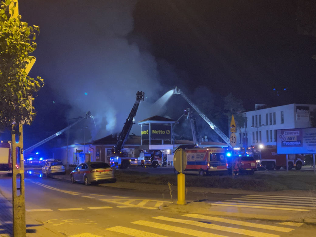 O krok od tragedii! Wielki pożar w sklepie Netto. Budynek stanął w ogniu