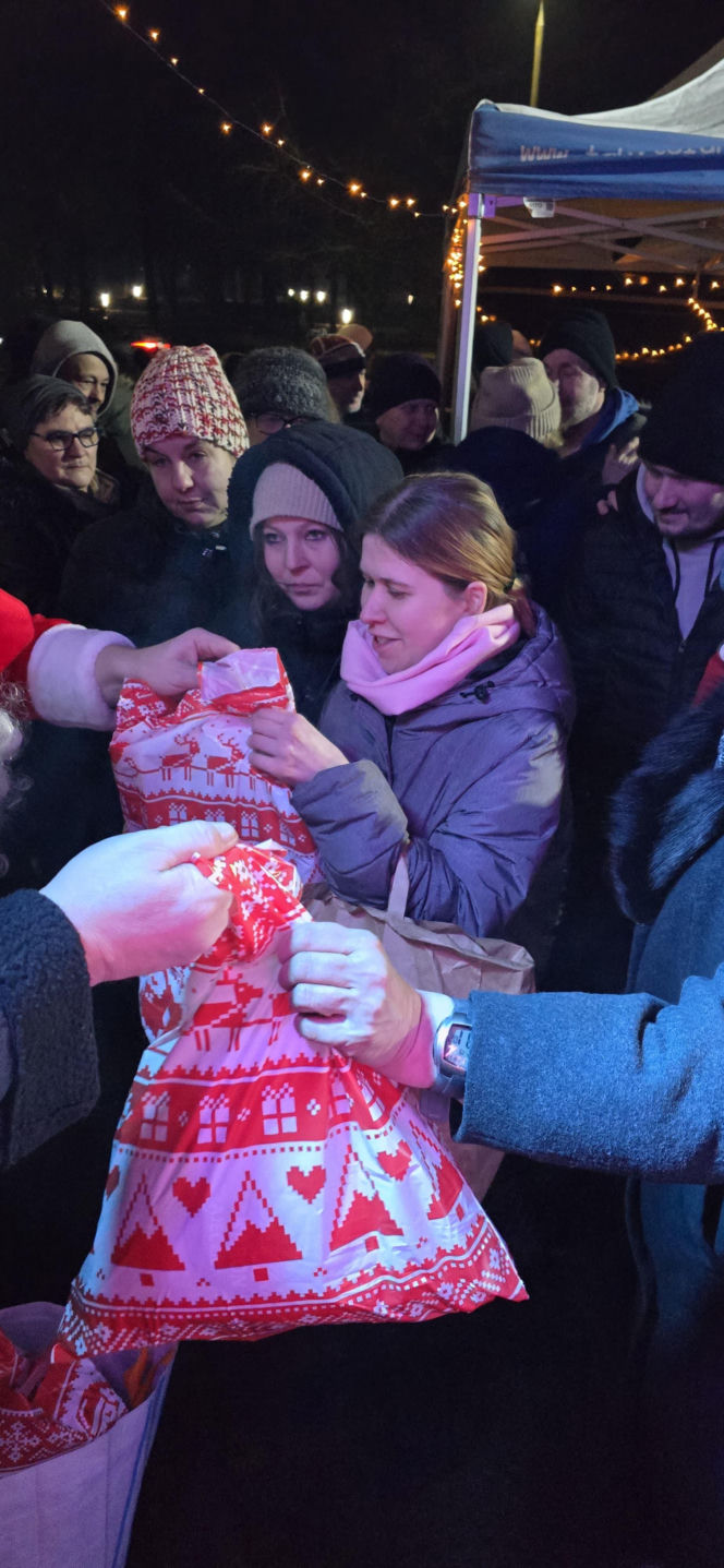 Wigilia w Coffee House Waryńskiego 19. Święty Mikołaj przyszedł do potrzebujących wsparcia