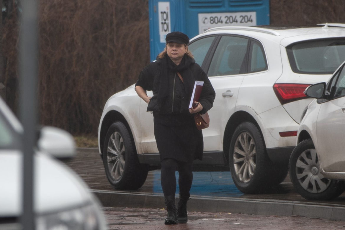 Antek Królikowski z mamą załatwia formalności pogrzebowe