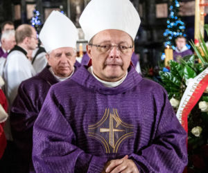 Biskupi i epitemiolodzy apelują do Polaków: przestańcie chodzić do kościoła