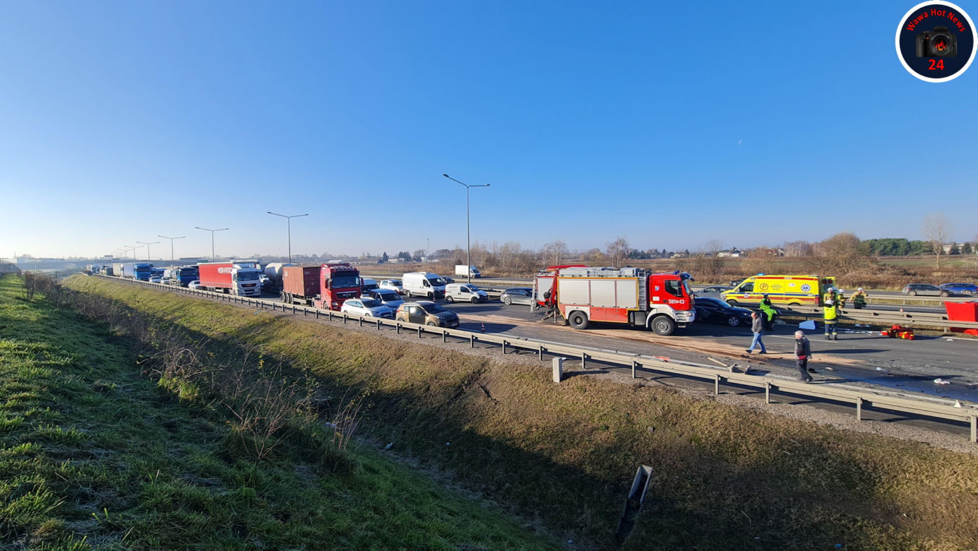 Zmiótł z drogi skodę i wbił się w naczepę. Kierowca ciężarówki zabrany do szpitala