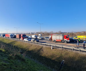 Zmiótł z drogi skodę i wbił się w naczepę. Kierowca ciężarówki zabrany do szpitala