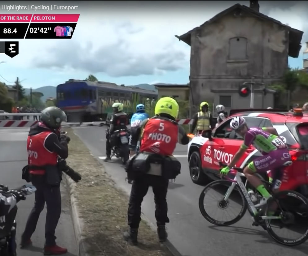 Giro d'Italia 2021 - duża WPADKA organizatorów. Pociąg na trasie zatrzymał liderów