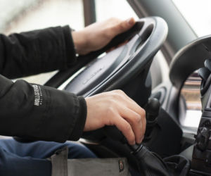 Rząd chwali się niższymi cenami paliw, a gminy alarmują. Dowóz dzieci do szkół jest zagrożony?