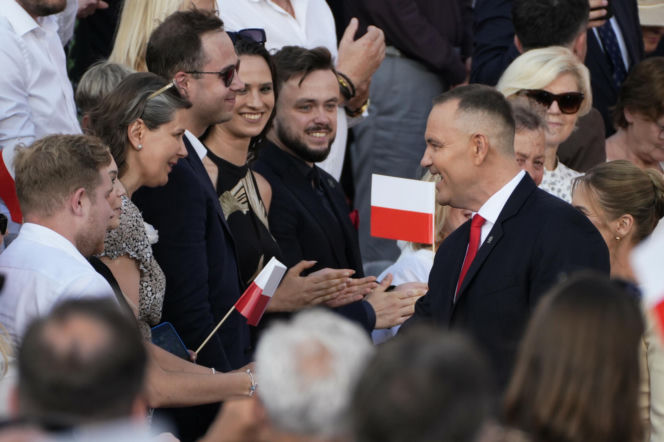 Nawroccy z synami, ale zabrakło małej Kasi. Wielkie świętowanie przed Pałacem Prezydenckim 