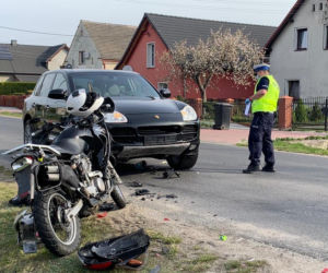 Motocyklista zderzył się z Porsche Cayenne 