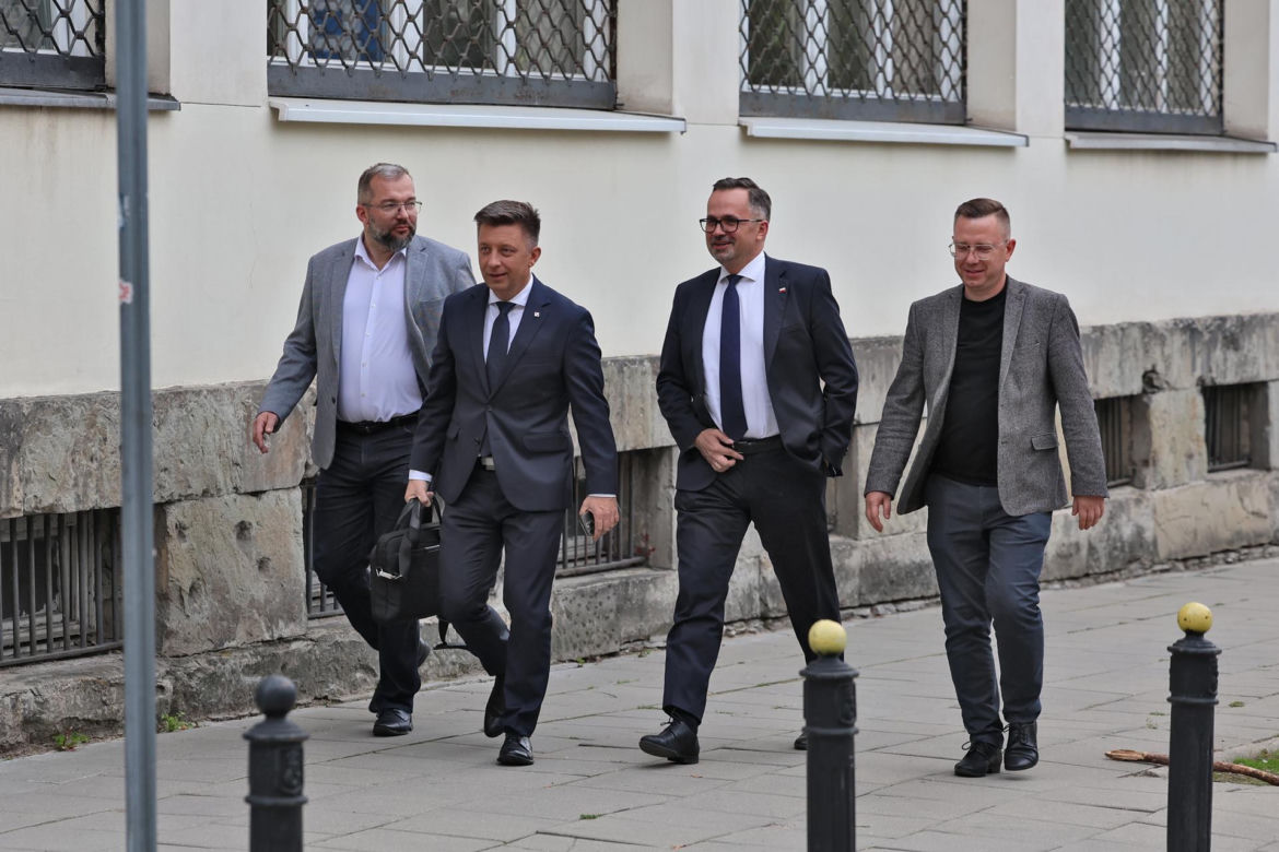 Zamiast na Nowogrodzkiej, Morawiecki i jego stronnicy spotkali się przy Konopnickiej. Były cukierki dla dziennikarzy