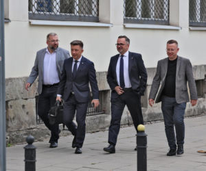 Zamiast na Nowogrodzkiej, Morawiecki i jego stronnicy spotkali się przy Konopnickiej. Były cukierki dla dziennikarzy