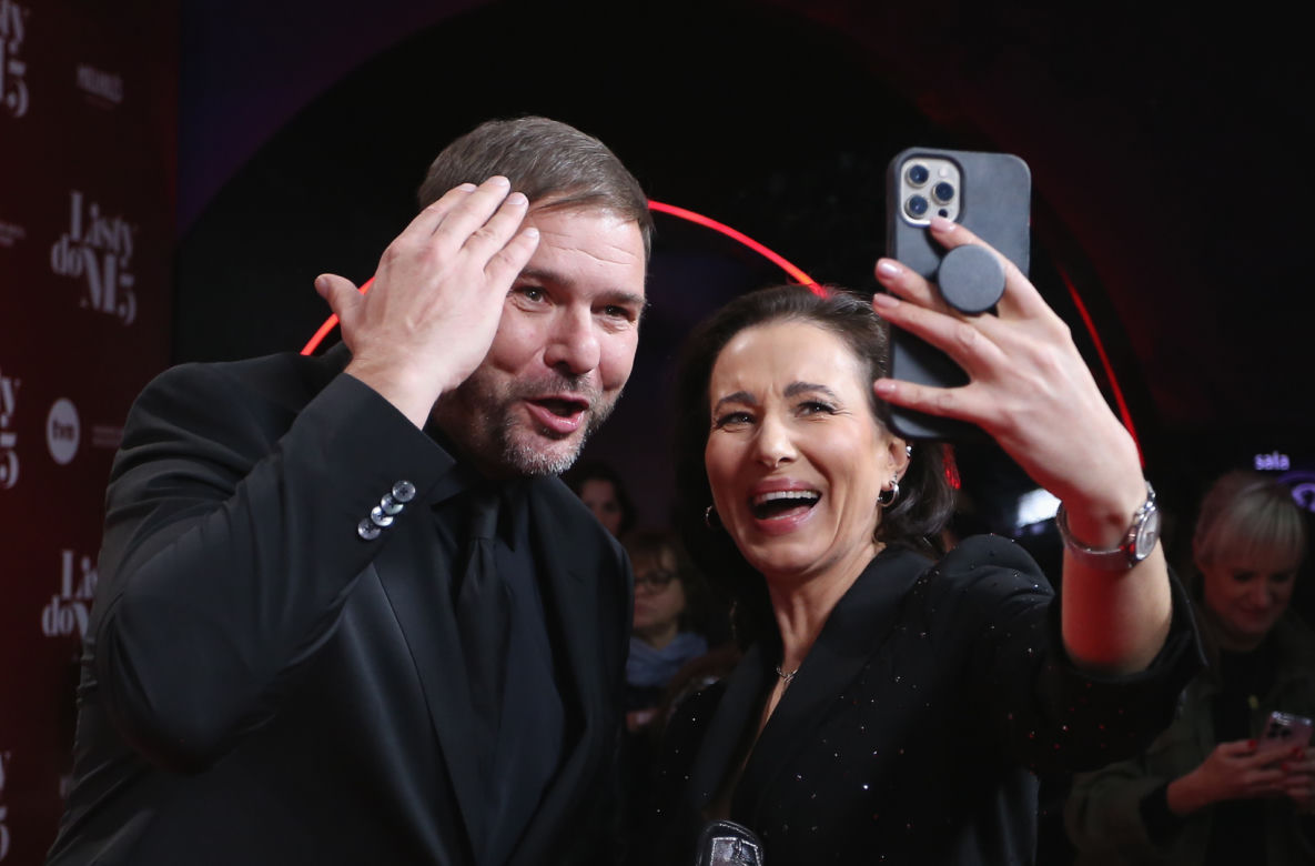 Premiera "Listów do M. 5". Woźniak-Starak cała w cekinach, Dygant z dekoltem