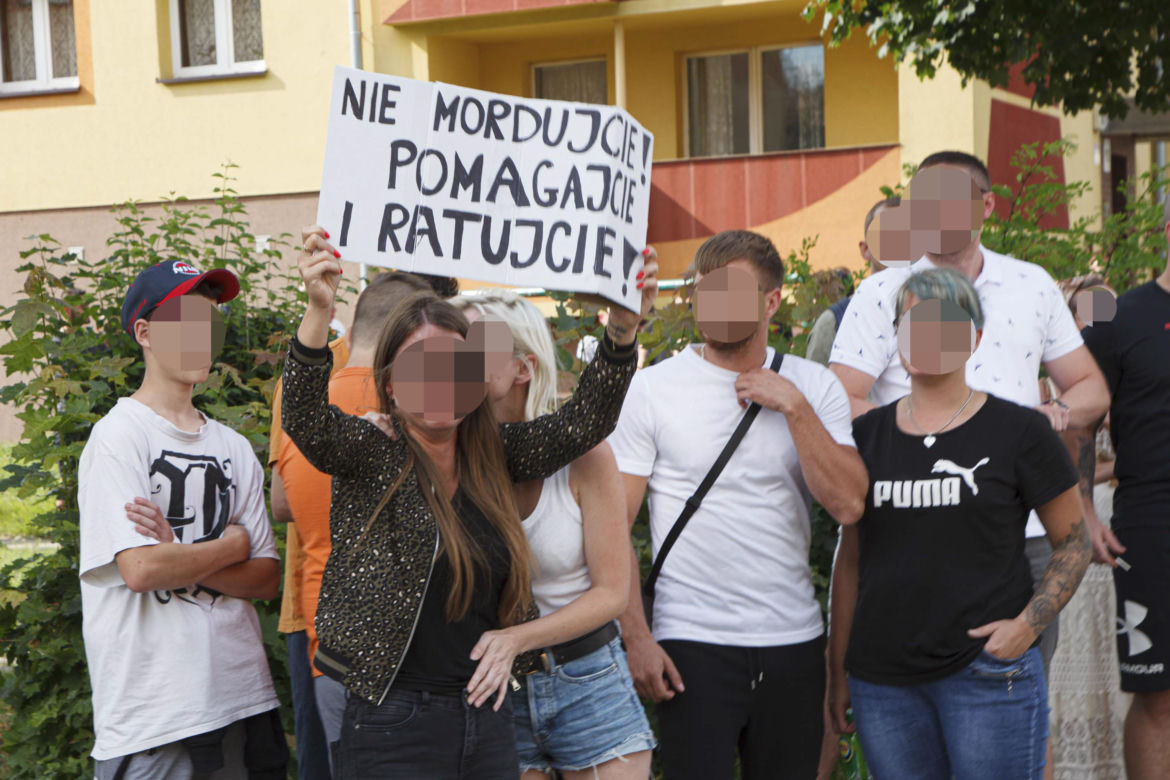 PILNE! Zamieszki w Lubinie! Tłum zaatakował komendę policji! 
