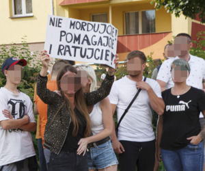 PILNE! Zamieszki w Lubinie! Tłum zaatakował komendę policji! 
