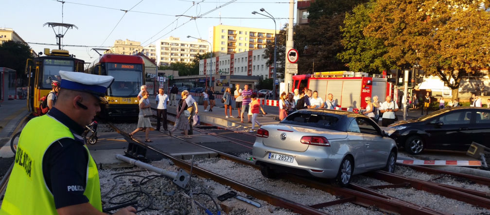 Pijak wpadł autem na tory
