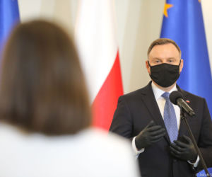 Iga Świątek odbiera odznaczenie od prezydenta