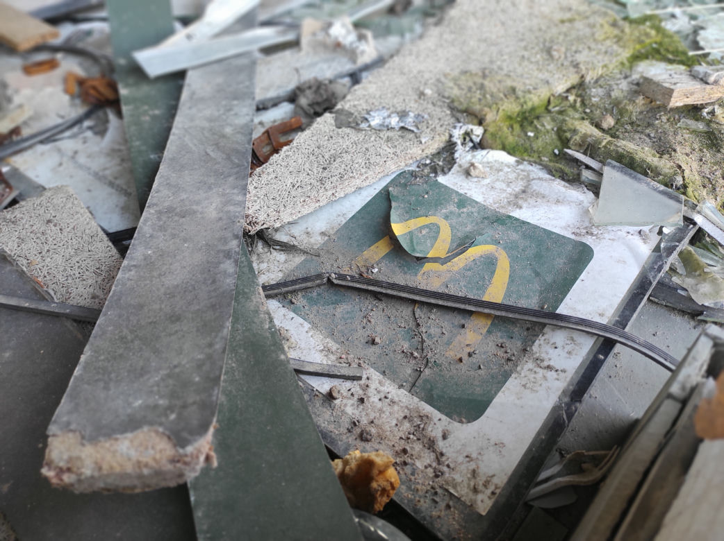McDonald's jak z horroru w sercu Polski. Aż ciężko go rozpoznać! Co tam się stało?
