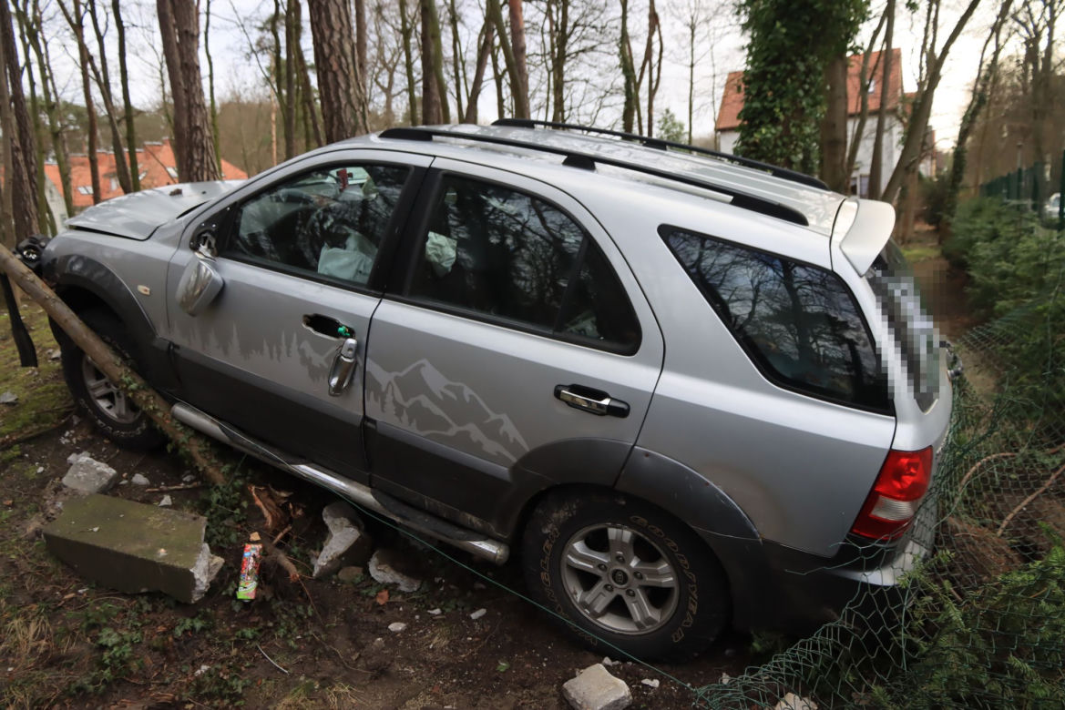 Staranował płot SUV-em i zniknął! Niecodzienne zdarzenie w Świnoujściu