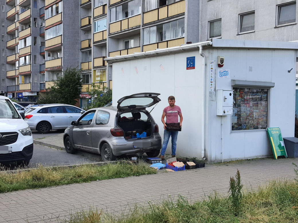 Jatka na warszawskim bazarze. Pobili mnie bo sprzedawałem czereśnie