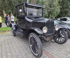 Prawdziwe motoryzacyjne perełki pod Torbydem! Bydgoskie Klasyki Nocą znów zachwyciły