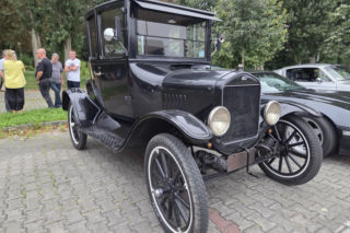 Prawdziwe motoryzacyjne perełki pod Torbydem! Bydgoskie Klasyki Nocą znów zachwyciły