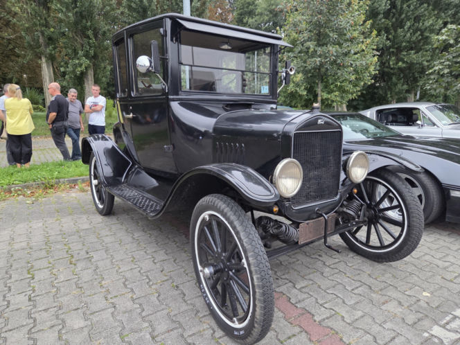 Prawdziwe motoryzacyjne perełki pod Torbydem! Bydgoskie Klasyki Nocą znów zachwyciły