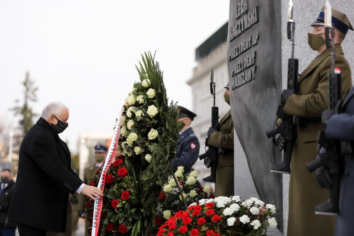 Jarosław Kaczyński podczas uroczystości złożenia kwiatów pod pomnikiem Ofiar katastrofy smoleńskiej, na pl. Piłsudskiego w Warszawie