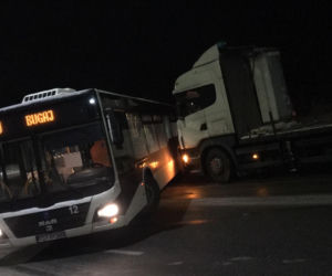 Tir uderzył w auta osobowe i autobus. To na Armii Krajowej w Starachowicach