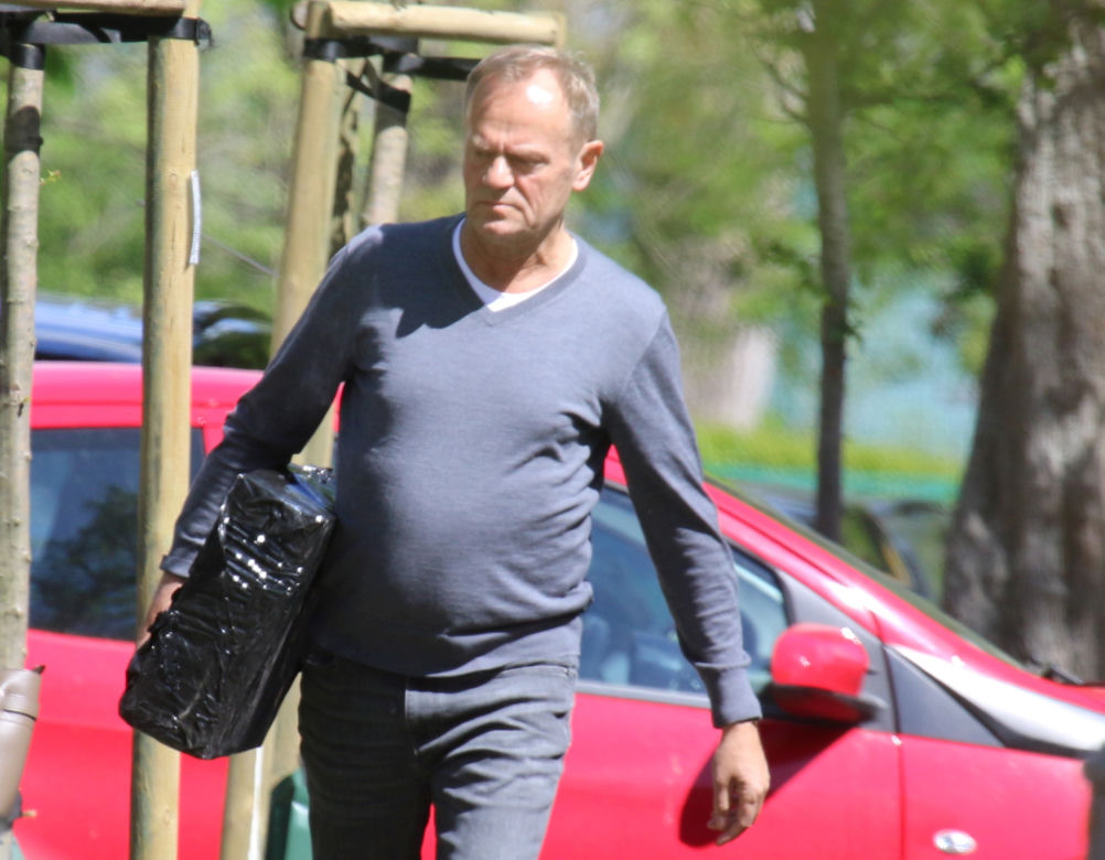 Donald Tusk i tajemnicza przesyłka
