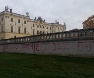 Pałac Branickich. Ktoś zdewastował ogrodzenie pałacu
