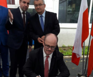 Podpisanie umowy między BGKN i Pocztą Polską