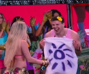 Radny z Konina na scenie z Zara Larsson