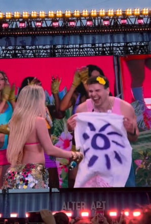 Radny z Konina na scenie z Zara Larsson