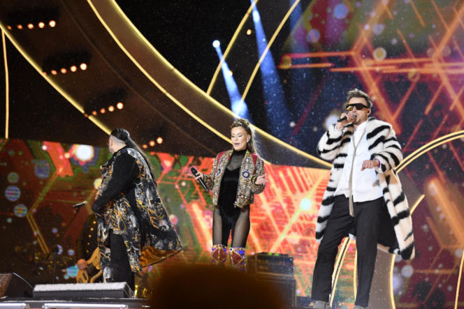 Sylwester z Dwójką. Doda przebierała się dwa razy. Zapięta pod szyję wyglądała obłędnie!